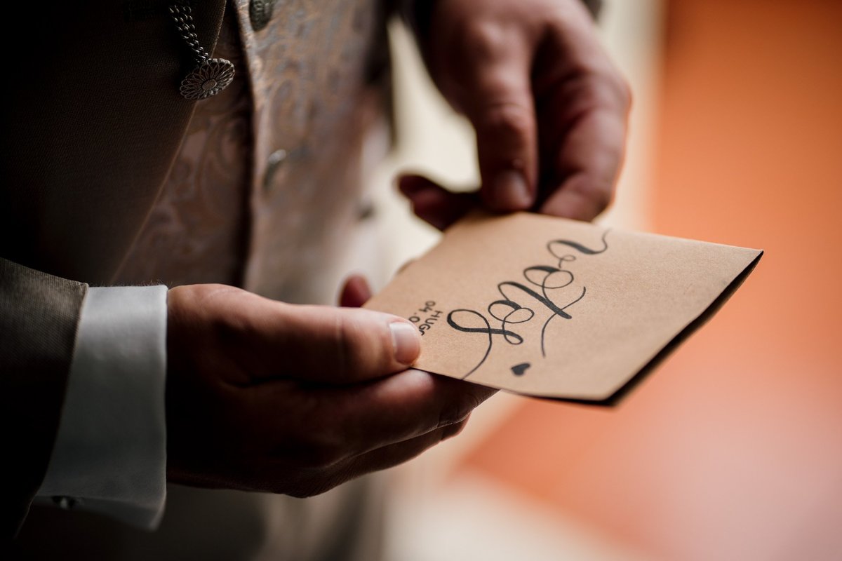 mãos do noivo com votos