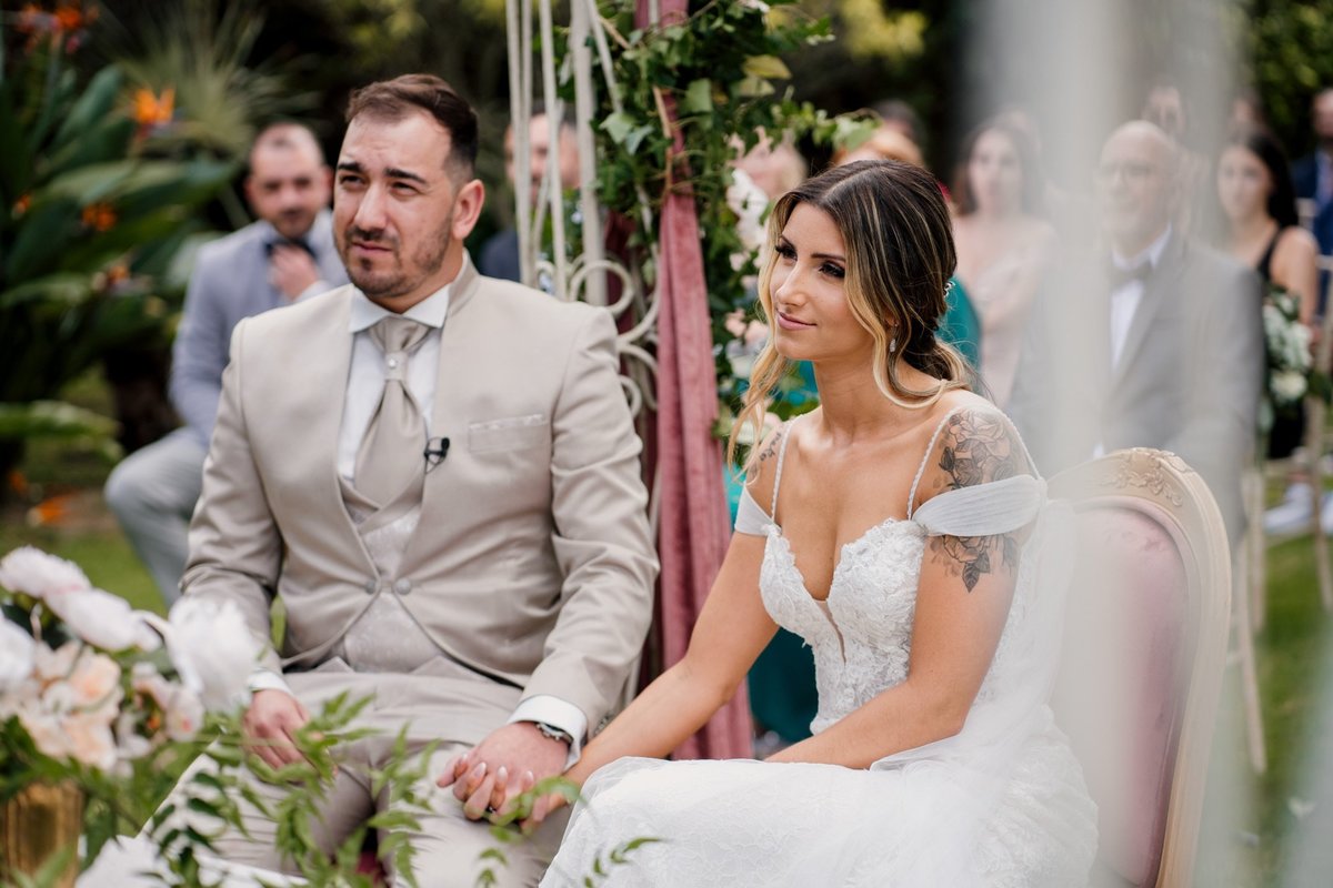 noivos sentados na cerimónia civil