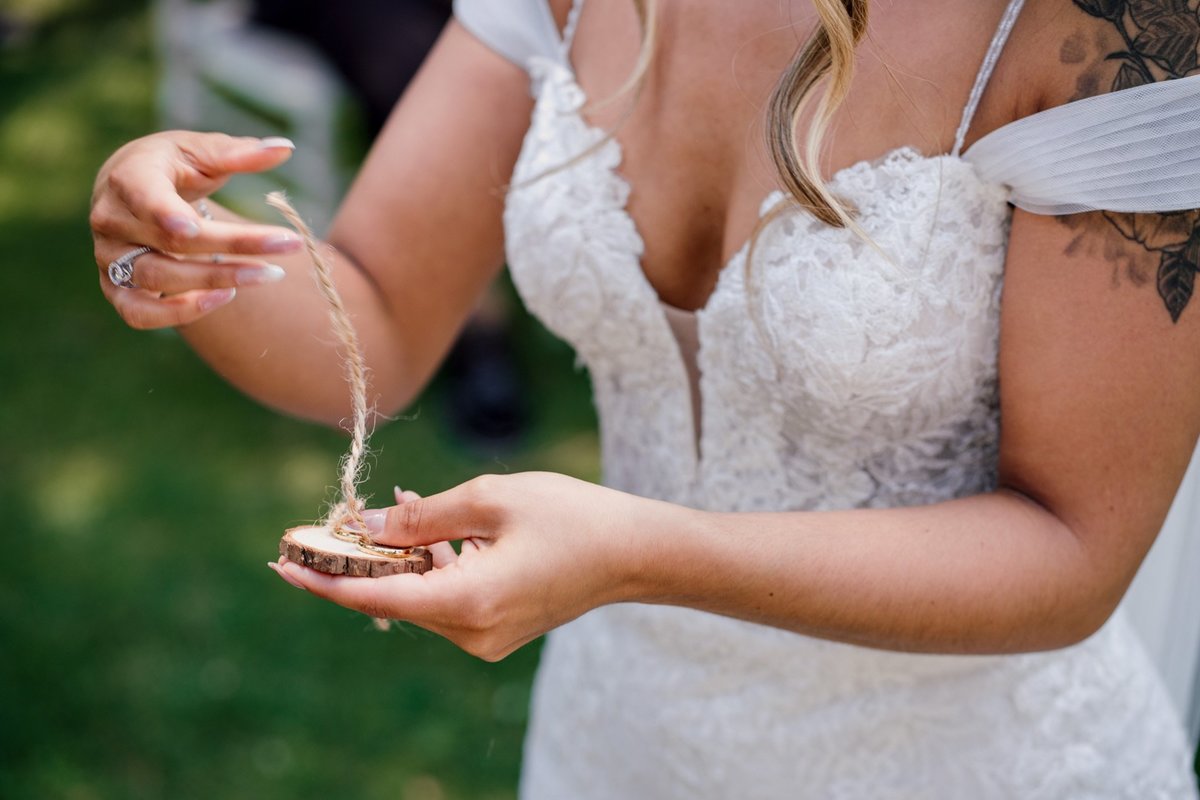 noiva a pegar as alianças