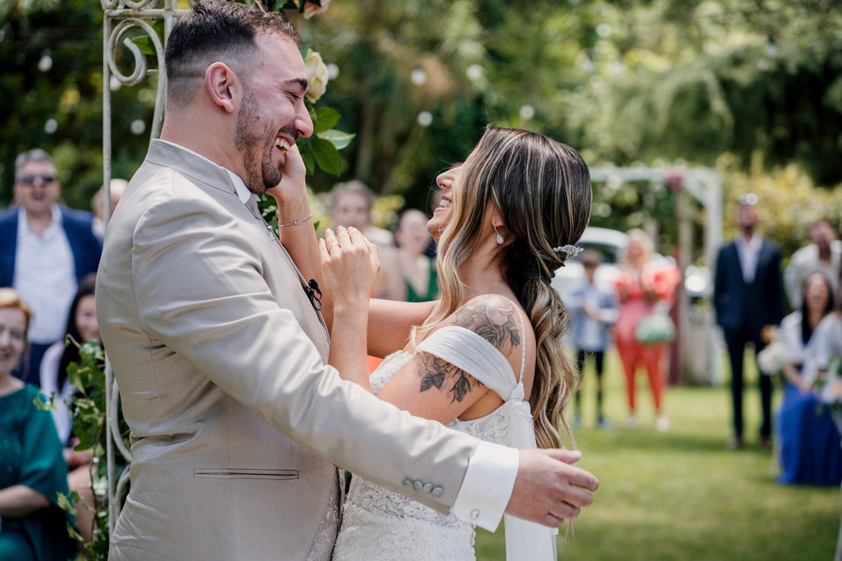 noivos abraçados durante a cerimónia