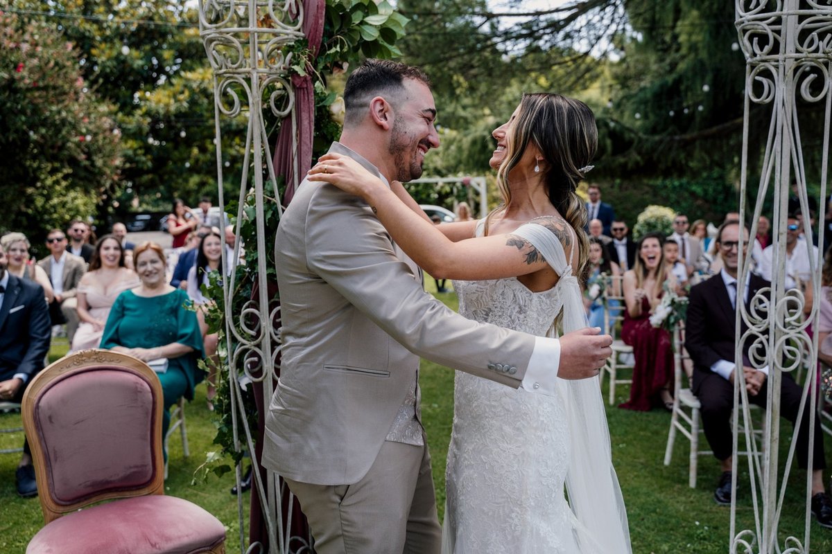 noivos abraçados durante a cerimónia