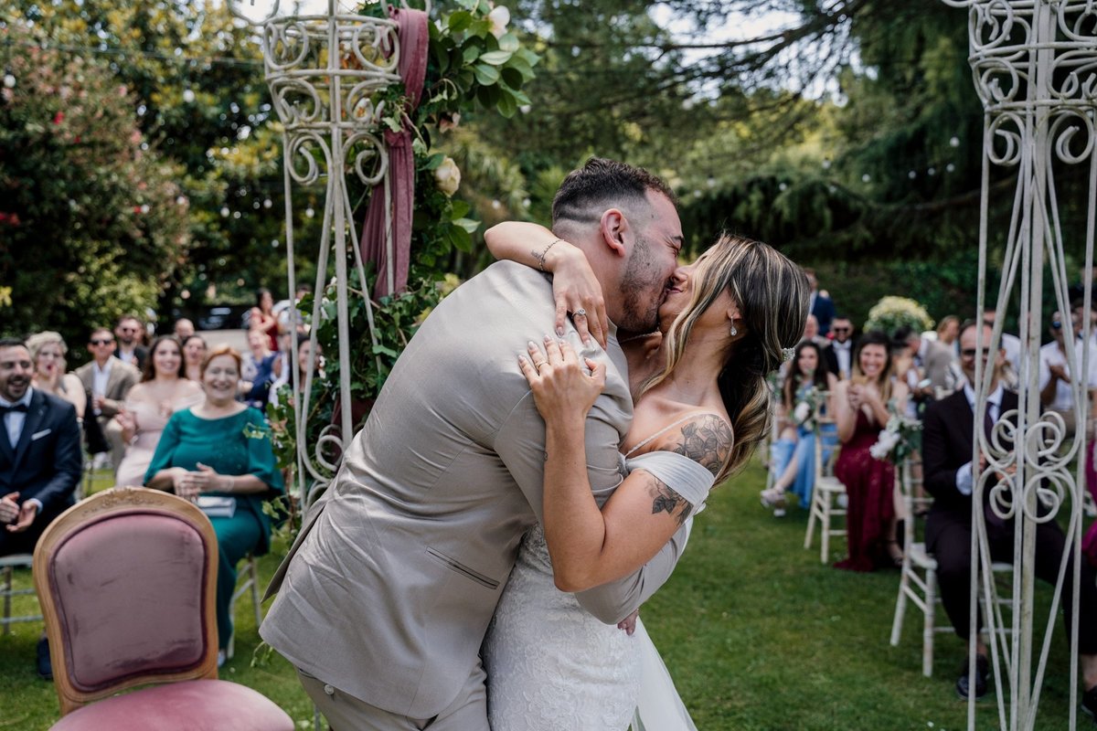 noivos abraçados durante a cerimónia