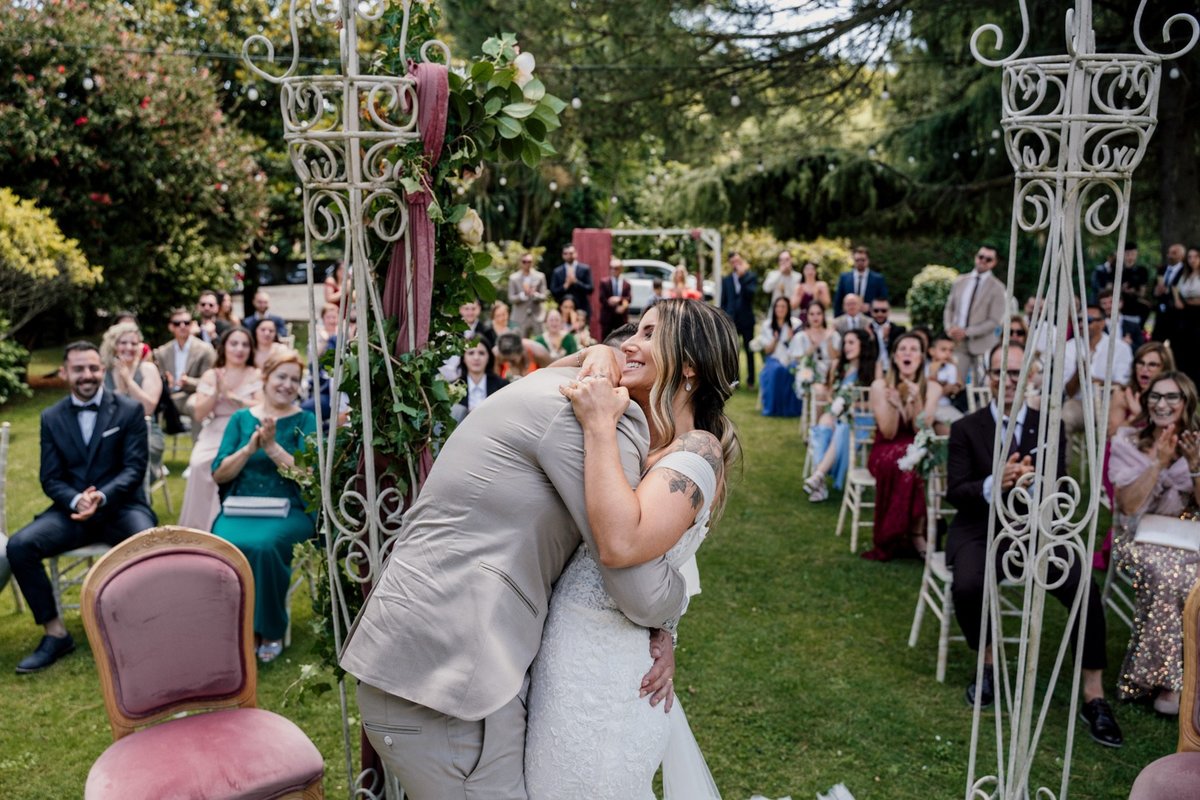 noivos abraçados durante a cerimónia
