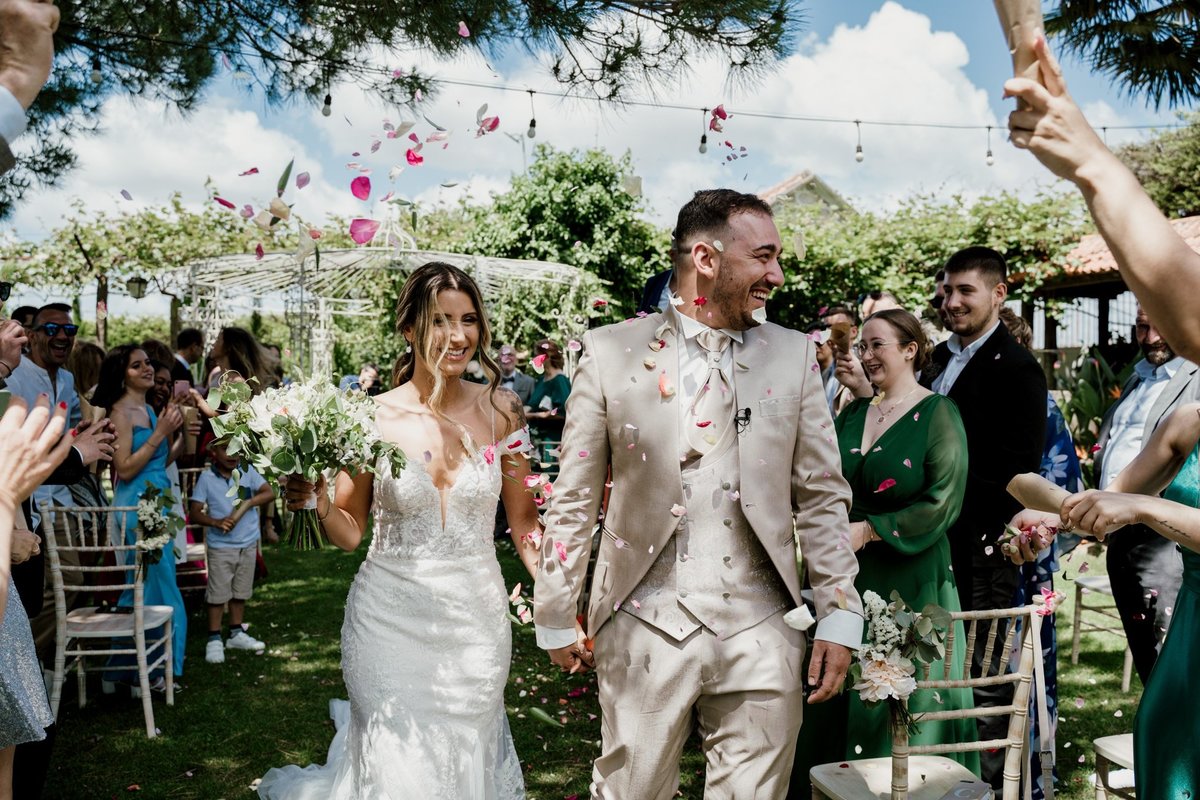 noivos  no lançamento de pétalas