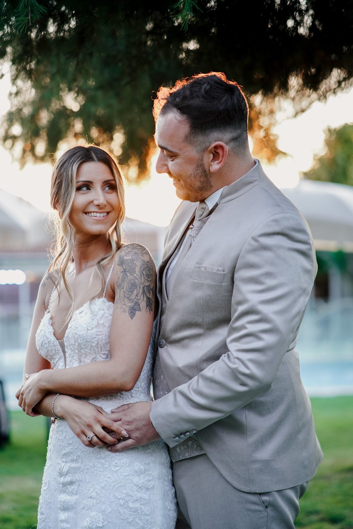 noivos com olhar forte e apaixonados