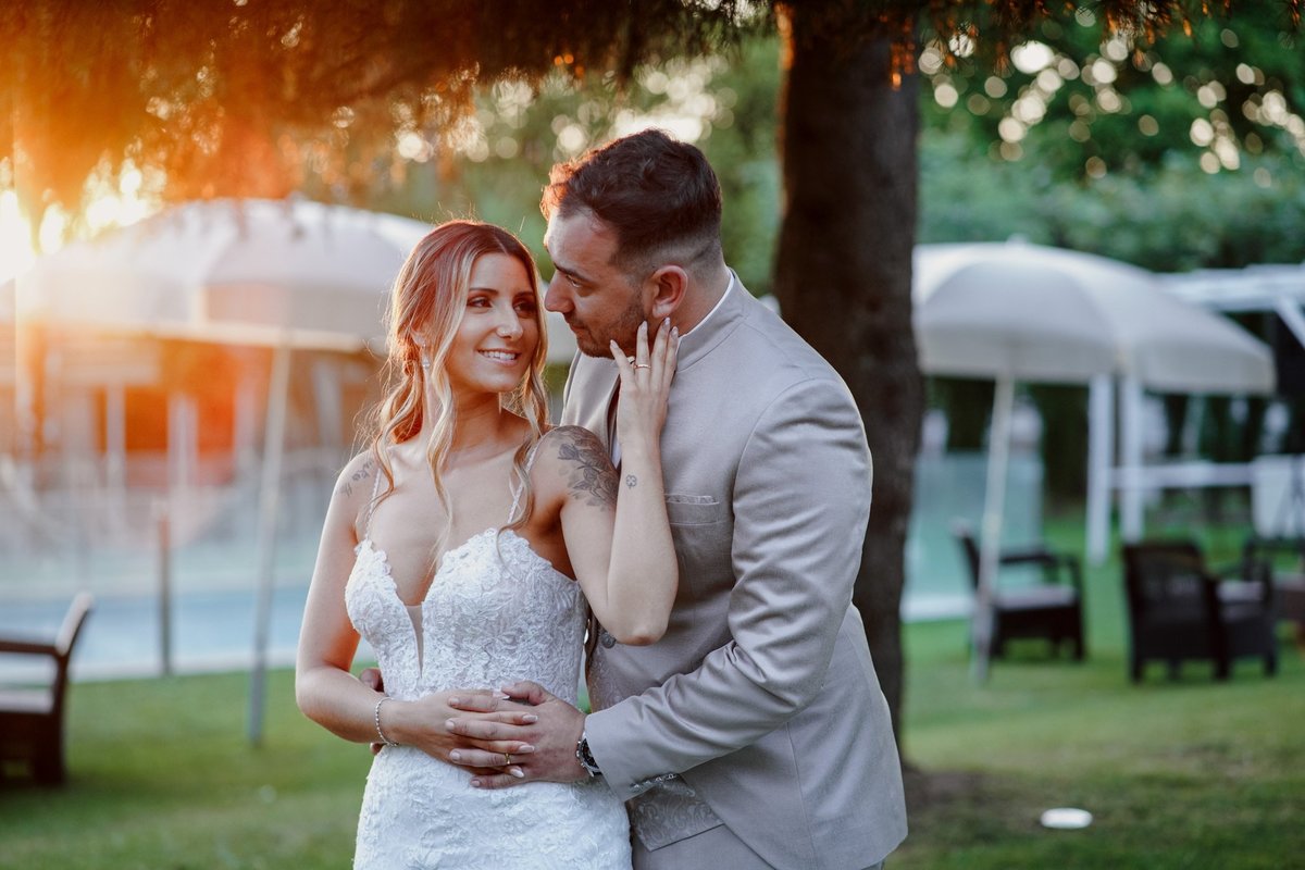 noivos na piscina em pose fotografia