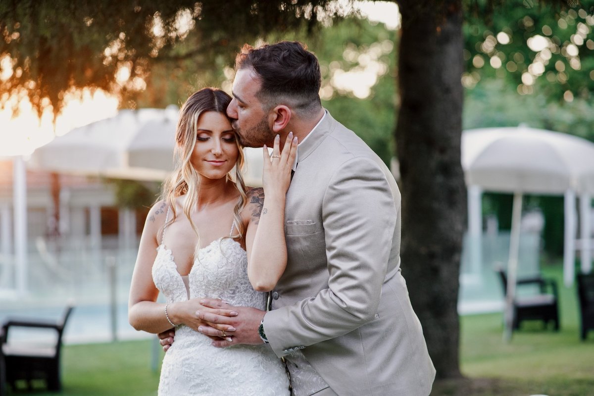 noivos ao pôr-do-sol em pose romântica