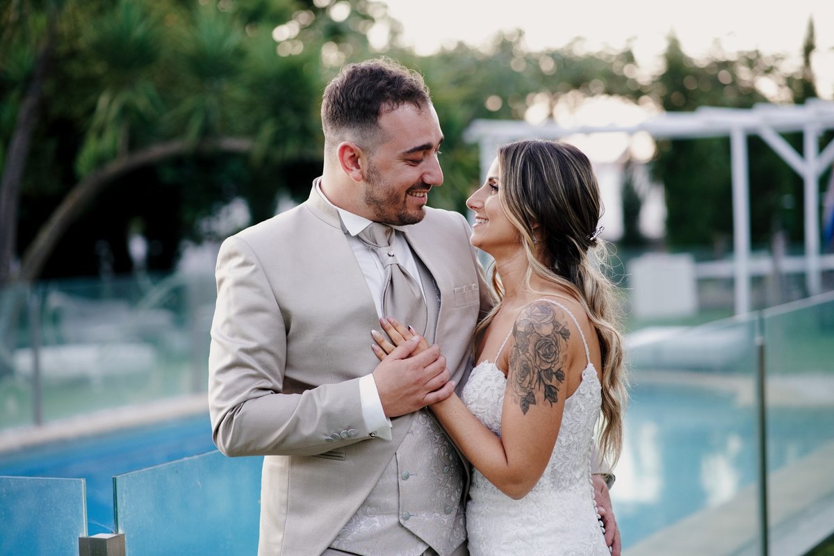 noivos na piscina em pose romantica