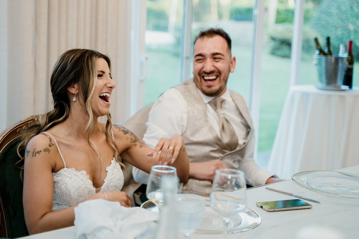 noivos alegres a sorrir