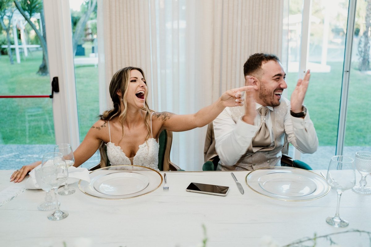 noivos alegres a bater palmas