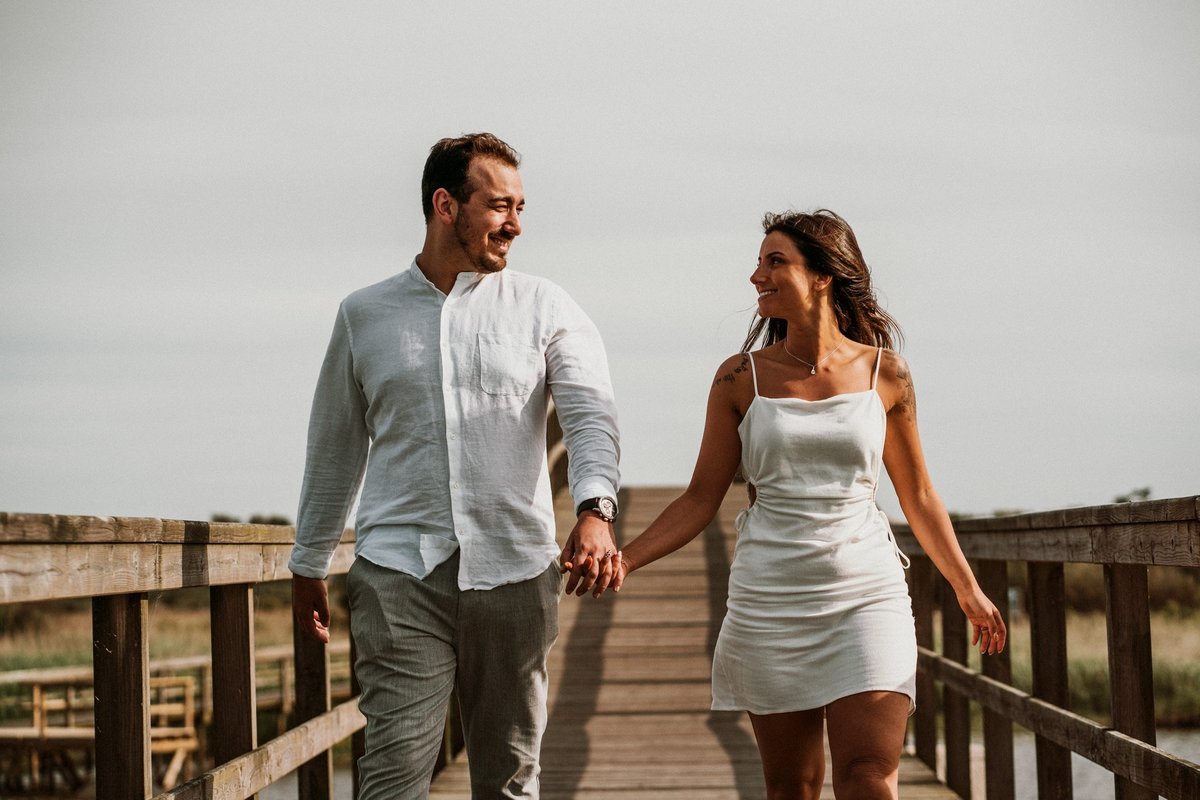 casal de mão dada a caminhar nos passadiços em Esmoriz