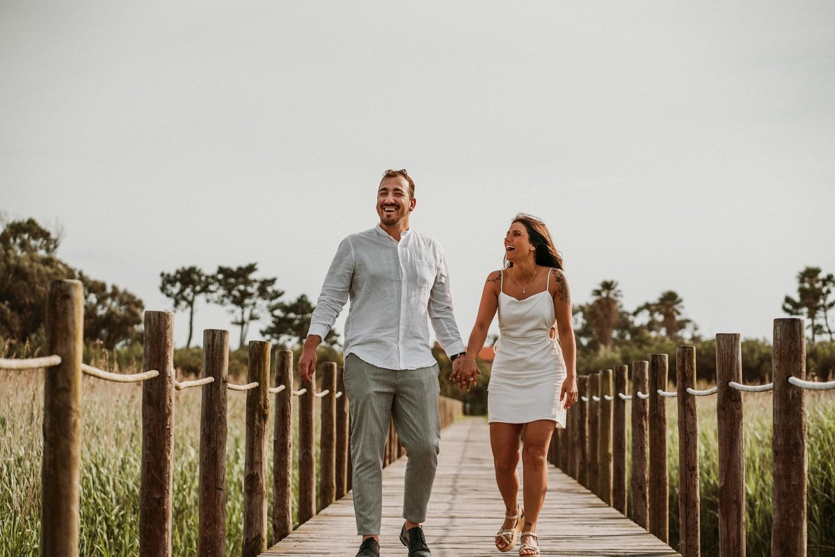 casal mão dada a caminhar nos passadiços em Esmoriz