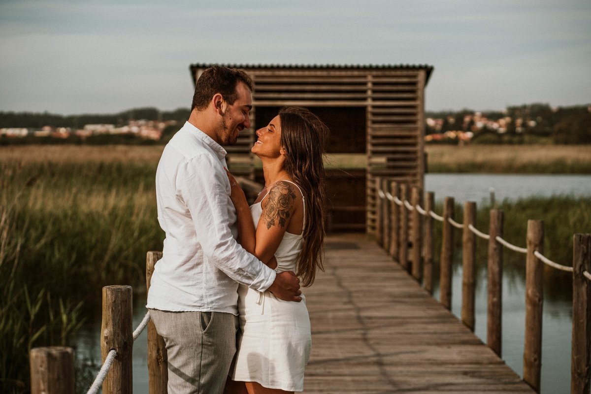 sessão de solteiros susana e hugo, noiva com olhar forte apaixonado para o noivo agarrados em pé nos passadiços de Esmoriz