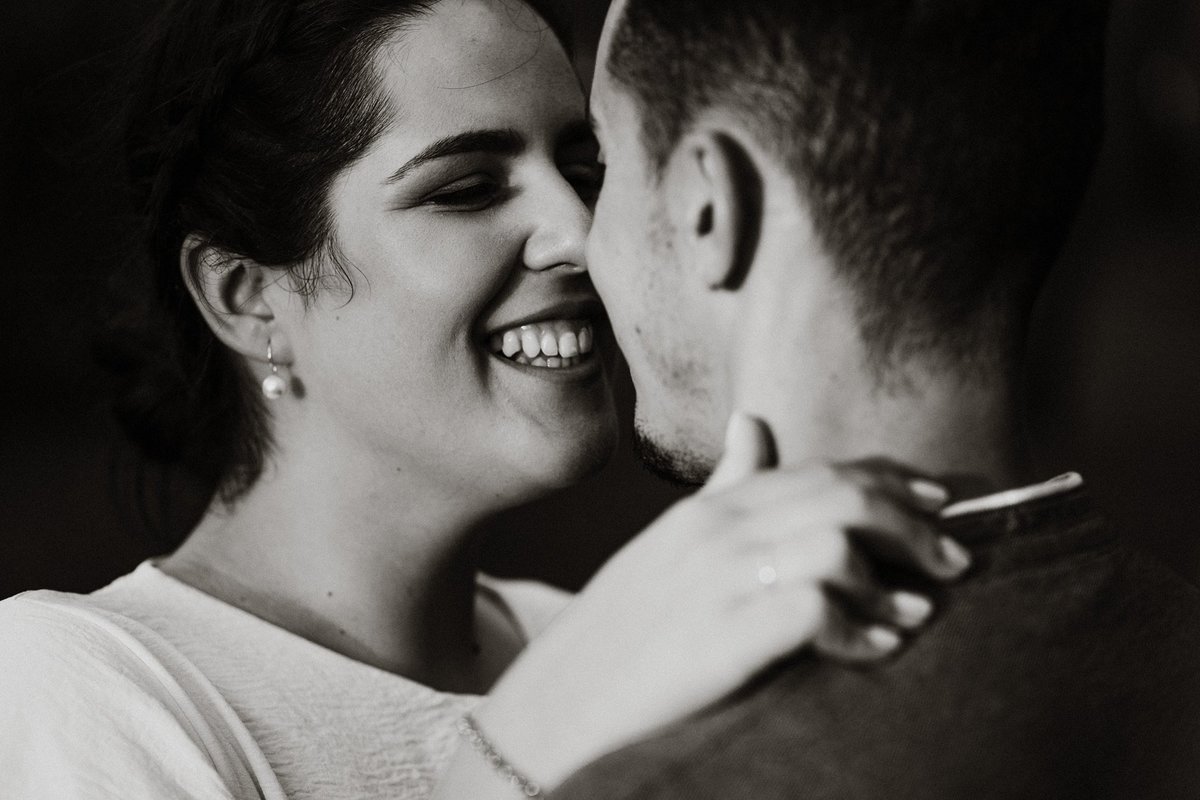 sessão de solteiros Vanessa e do Tiago na praia da torreira ao pôr-do-sol, casal abraçado a preto e branco.