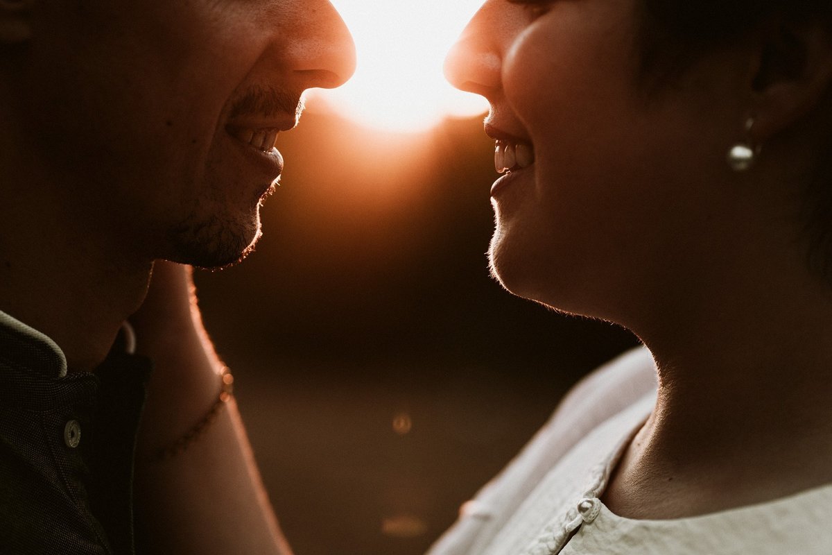 sessão de solteiros Vanessa e do Tiago na praia da torreira ao pôr-do-sol