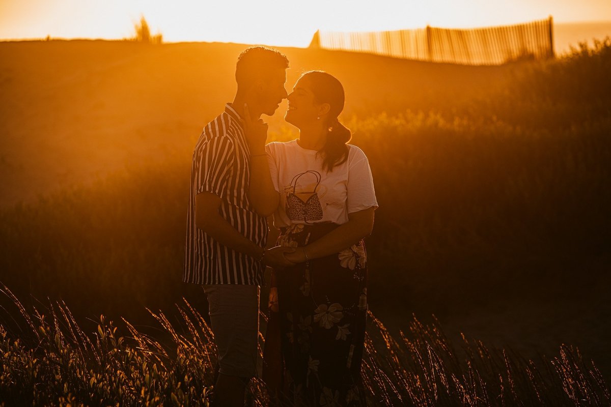 sessão de solteiros Vanessa e do Tiago na praia da torreira ao pôr-do-sol
