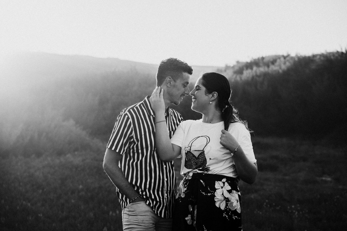 sessão de solteiros da Vanessa e do Tiago, casal abraçado no meio das ervas na Torreira na Murtosa 