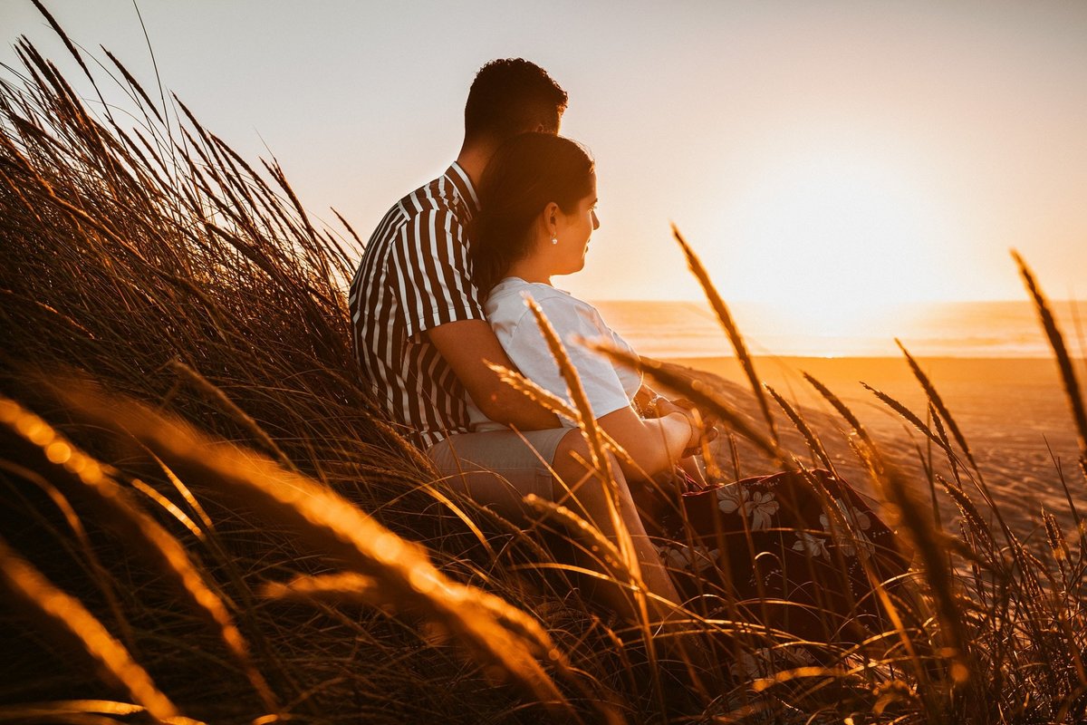 sessão de solteiros Vanessa e do Tiago na praia da torreira ao pôr-do-sol