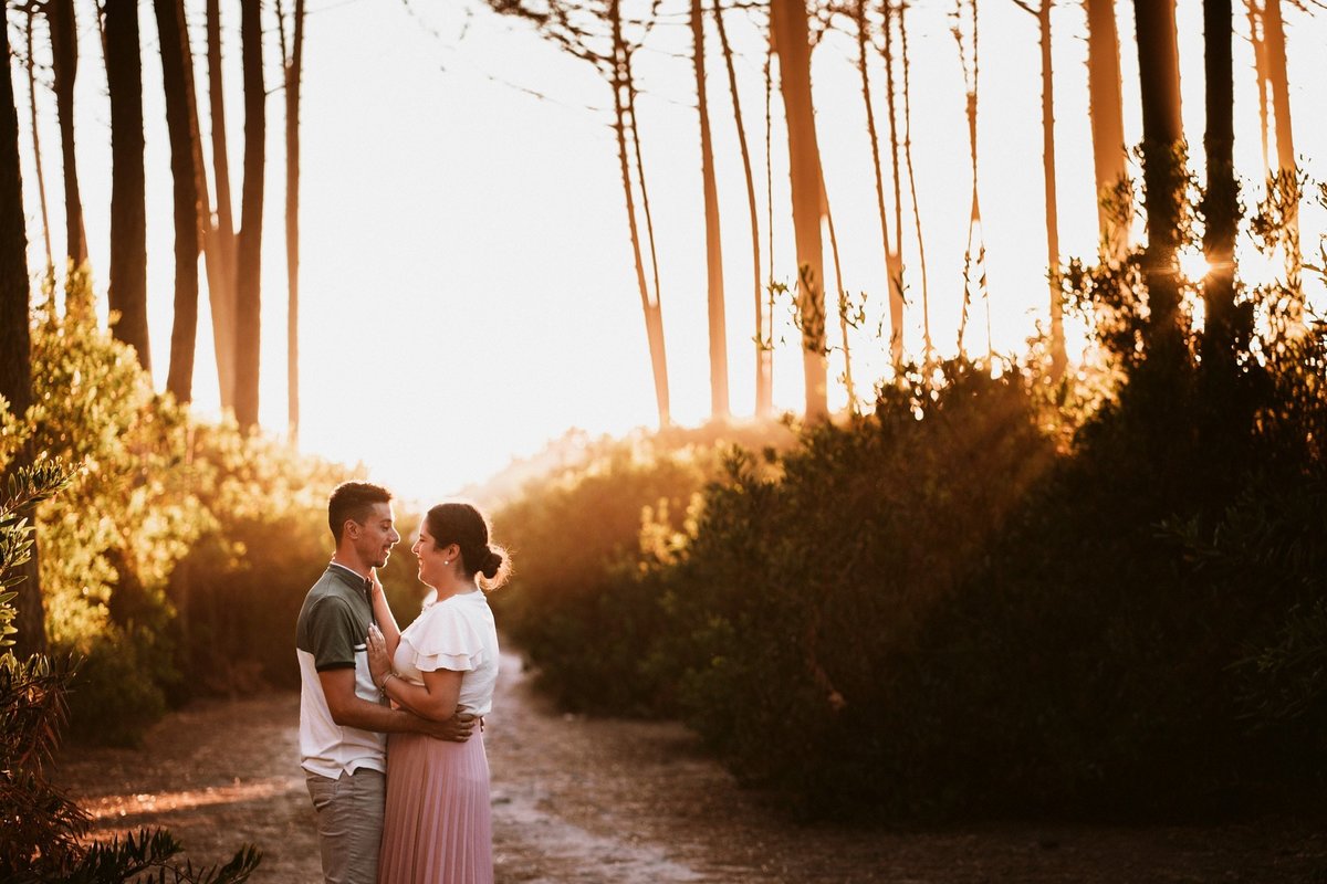 sessão de solteiros da Vanessa e do Tiago na praia de Cortegaça ao pôr-do-sol no caminho de mato