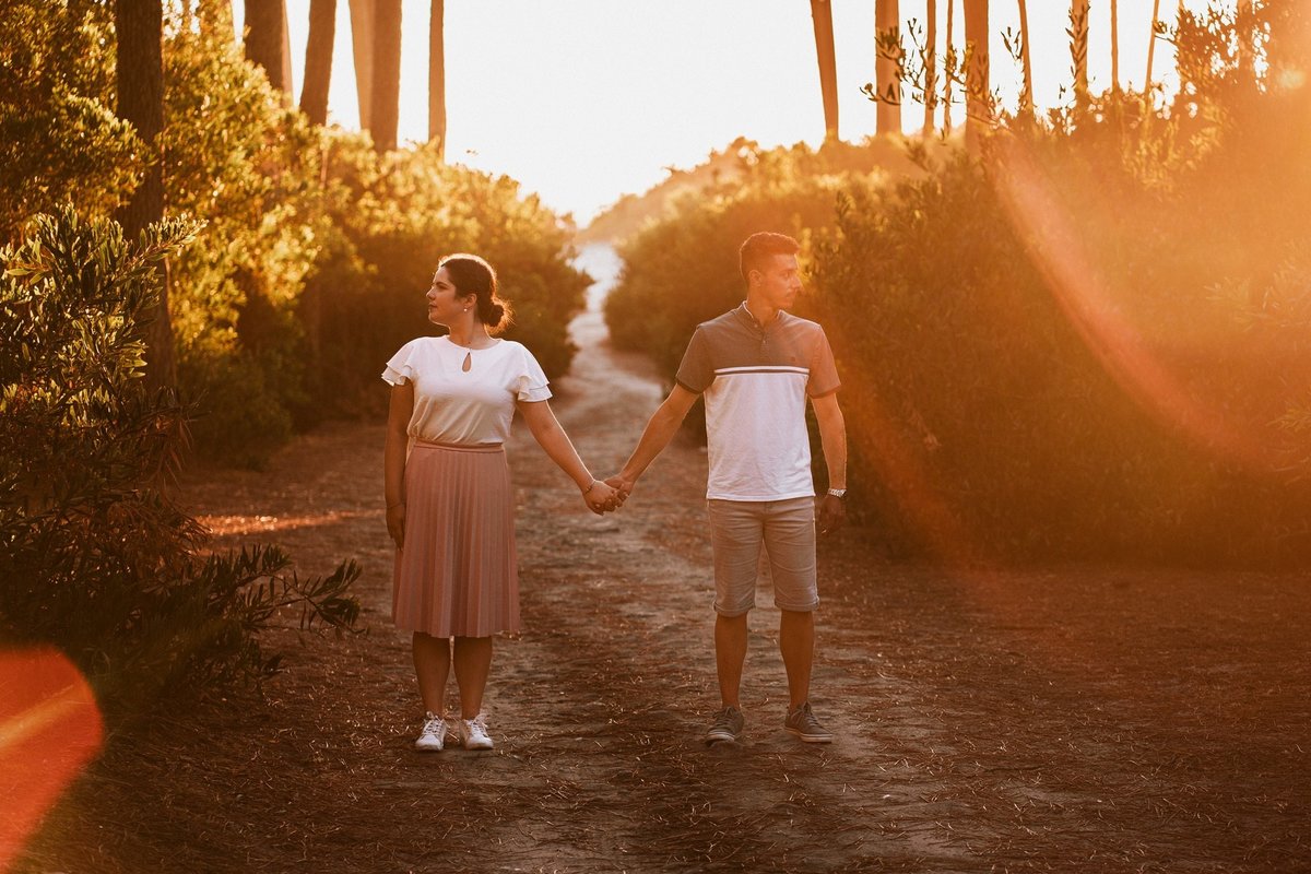 sessão de solteiros da Vanessa e do Tiago na praia de Cortegaça ao pôr-do-sol no caminho de mato