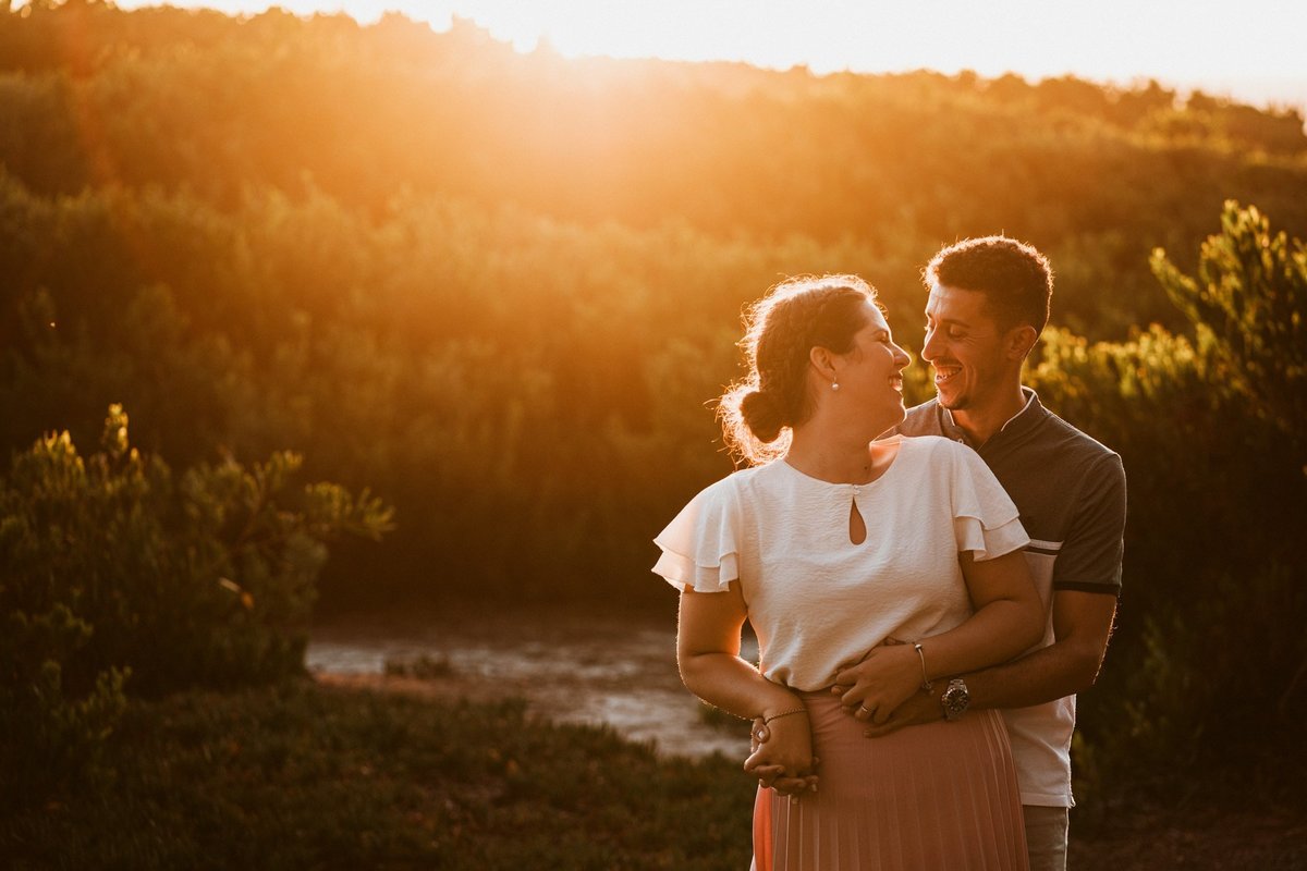 sessão de solteiros da Vanessa e do Tiago na praia de Cortegaça ao pôr-do-sol no caminho de mato