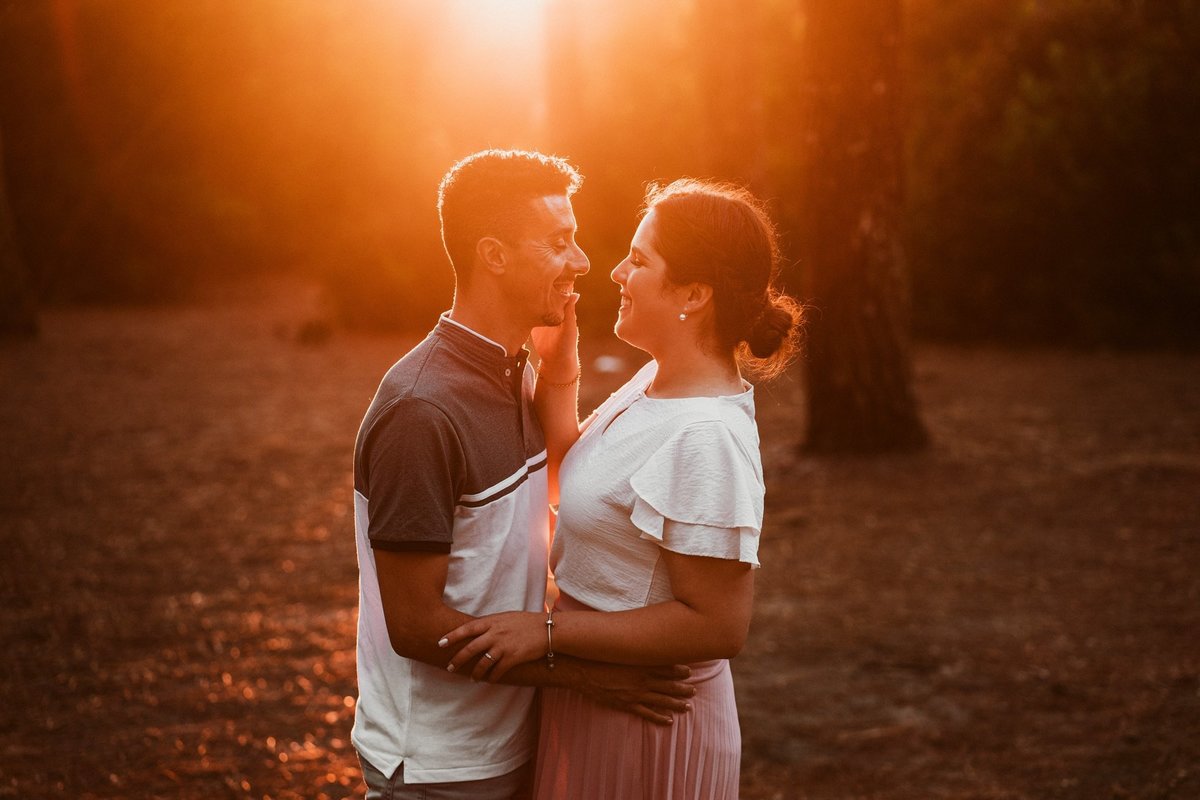 sessão de solteiros da Vanessa e do Tiago na praia de Cortegaça ao pôr-do-sol no caminho de mato