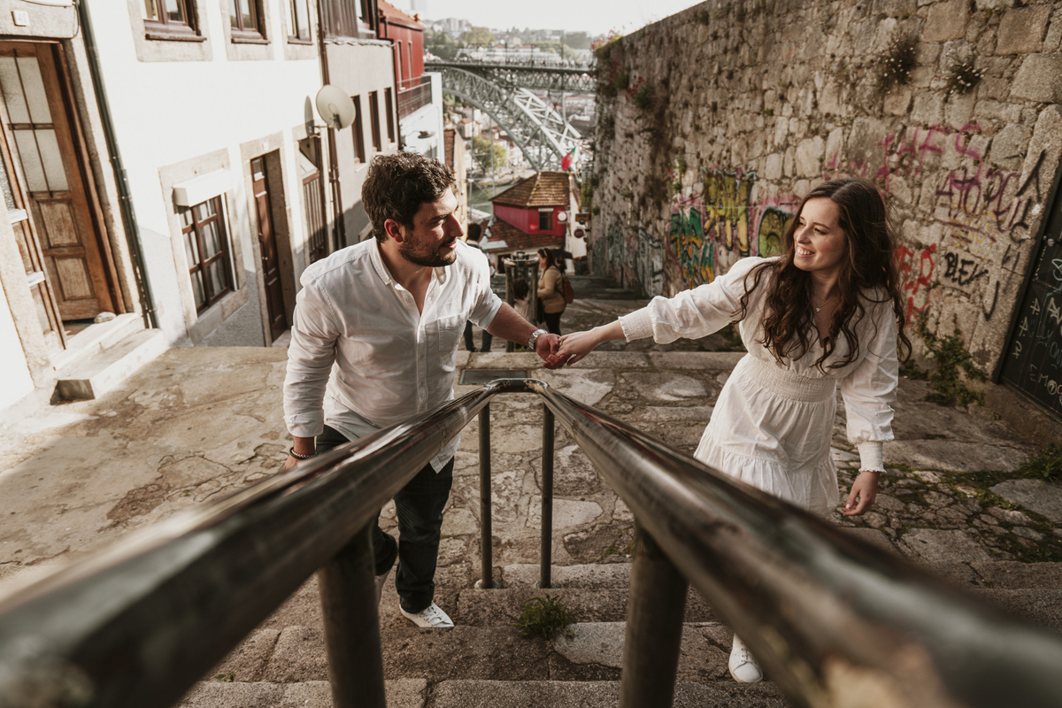 Sessão de solteiros da Sílvia e do Bernardo nas escadarias das ruas  do Porto nas Fontaínhas
