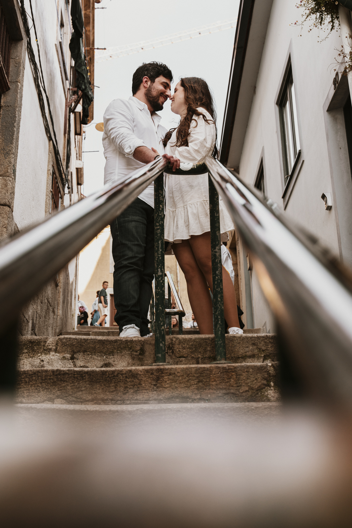 Sessão de solteiros da Sílvia e do Bernardo nas escadarias das ruas  do Porto nas Fontaínhas com luz dramática