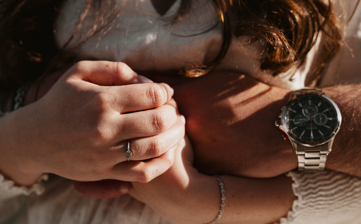 Sessão de solteiros da Sílvia e do Bernardo nas ruas  do Porto na Ponte Dão Luís, mãos dadas com anel de noivado.