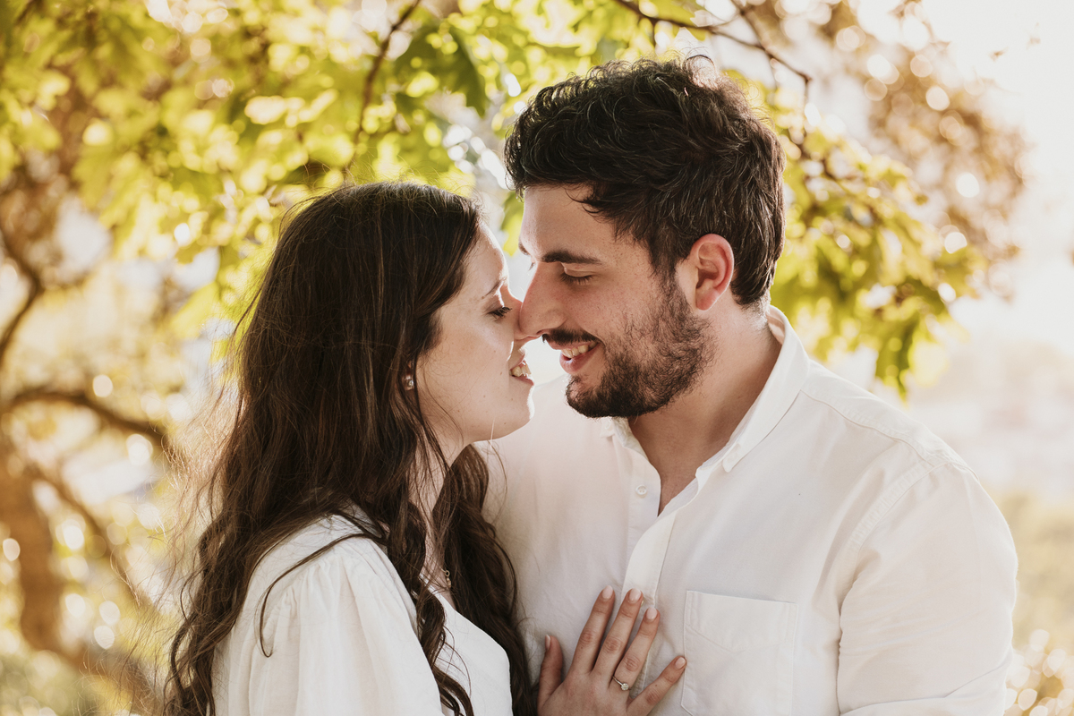 Sessão de solteiros da Sílvia e do Bernardo nas ruas  do Porto no Palácio de Cristal, noivos abraçados na floresta.