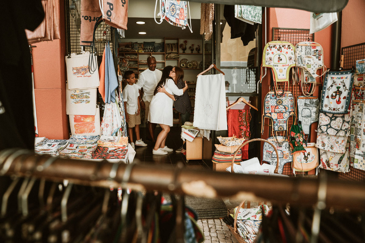 Sessão de solteiros com a Vera e o Rodrigo nas ruas da Ribeira do Porto. 