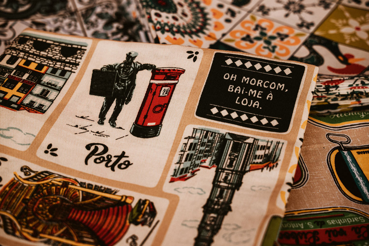 Sessão de solteiros com a Vera e o Rodrigo nas ruas da Ribeira do Porto. 