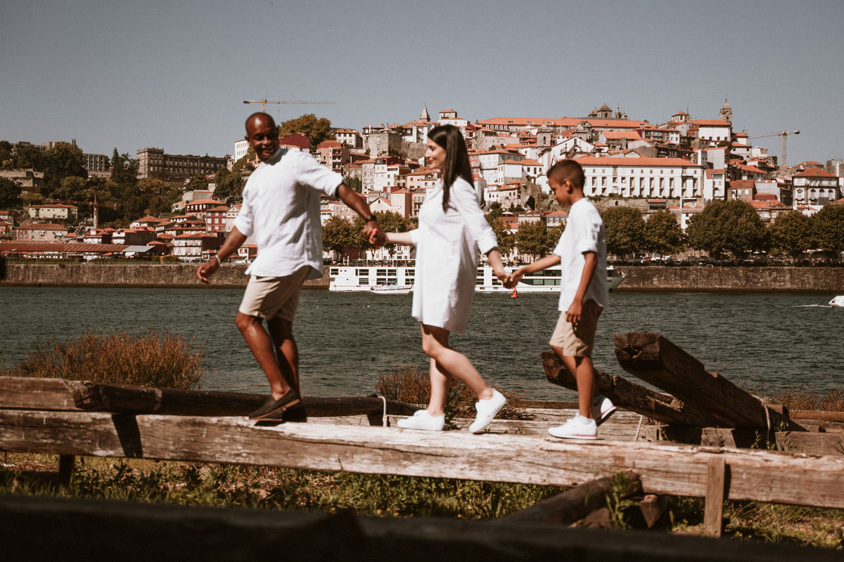 Sessão de solteiros com a Vera e o Rodrigo nas ruas da Ribeira do Porto. 