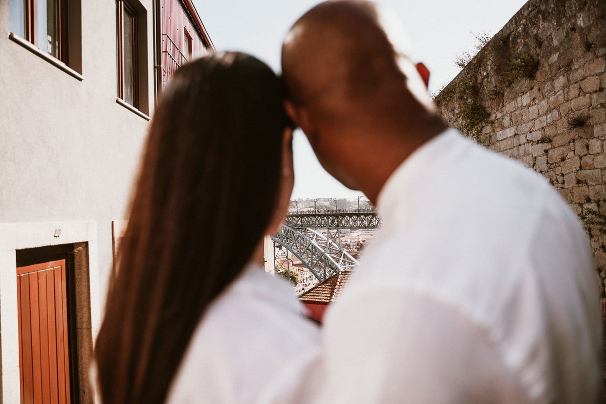 Sessão de solteiros com a Vera e o Rodrigo nas ruas da Ribeira do Porto. 