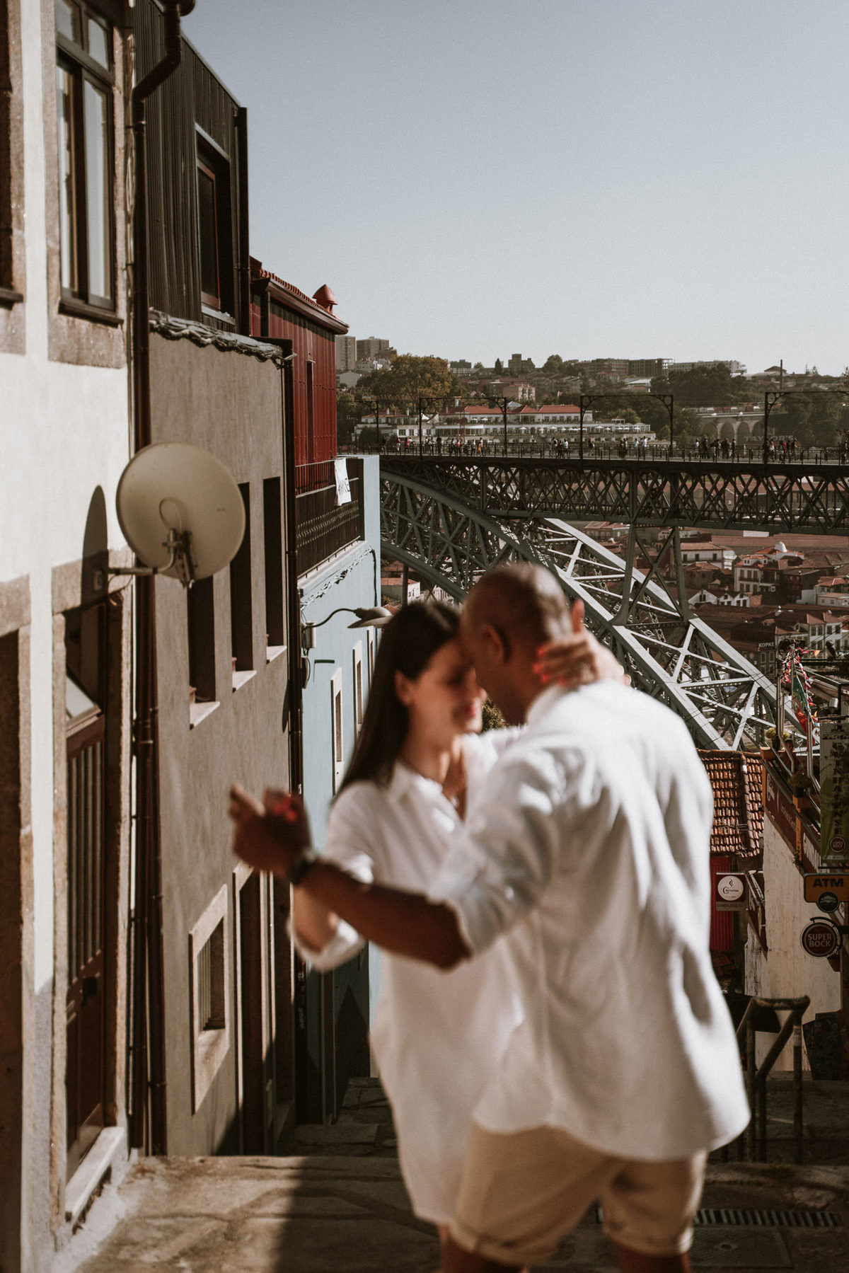 Sessão de solteiros com a Vera e o Rodrigo nas ruas da Ribeira do Porto. 