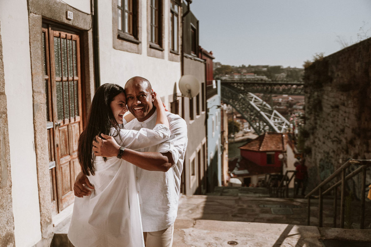 Sessão de solteiros com a Vera e o Rodrigo nas ruas da Ribeira do Porto. 