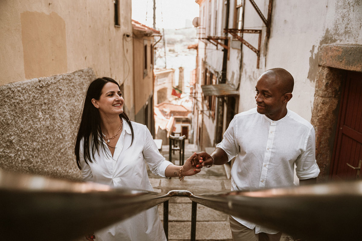 Sessão de solteiros com a Vera e o Rodrigo nas ruas da Ribeira do Porto. 