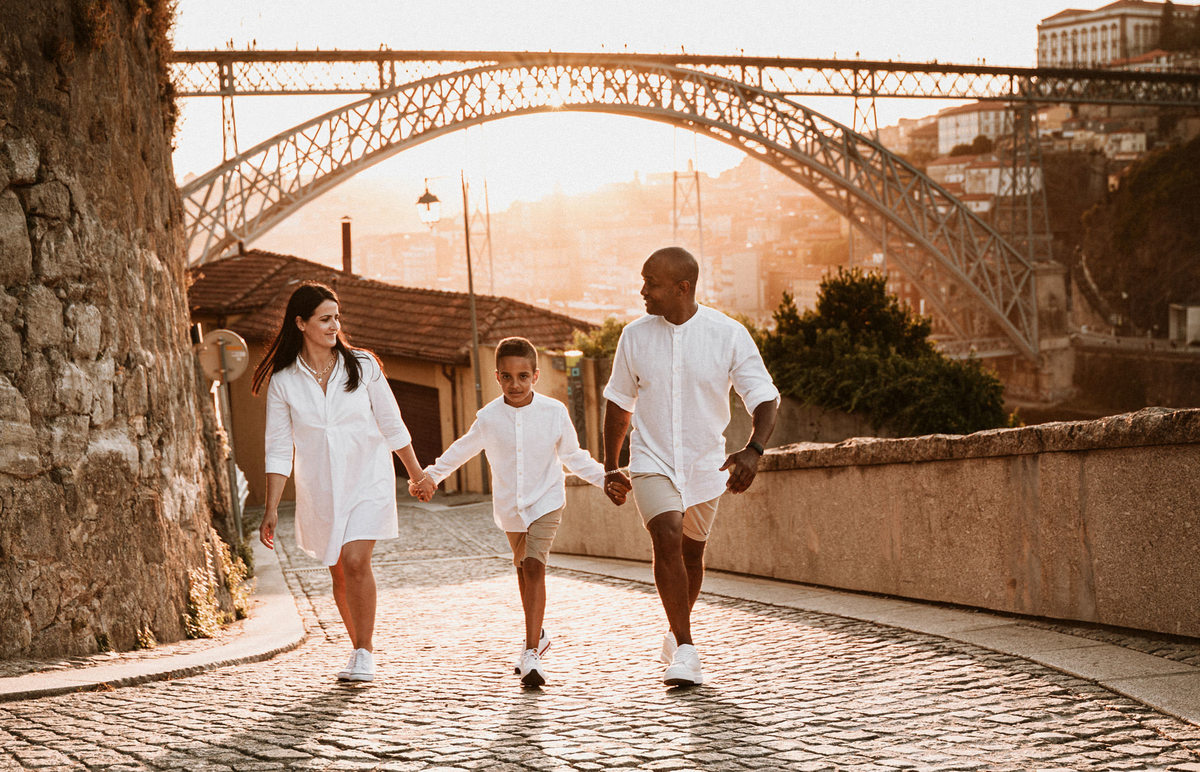 Sessão de solteiros com a Vera e o Rodrigo nas ruas da Ribeira do Porto., na ponte Dão Luís.