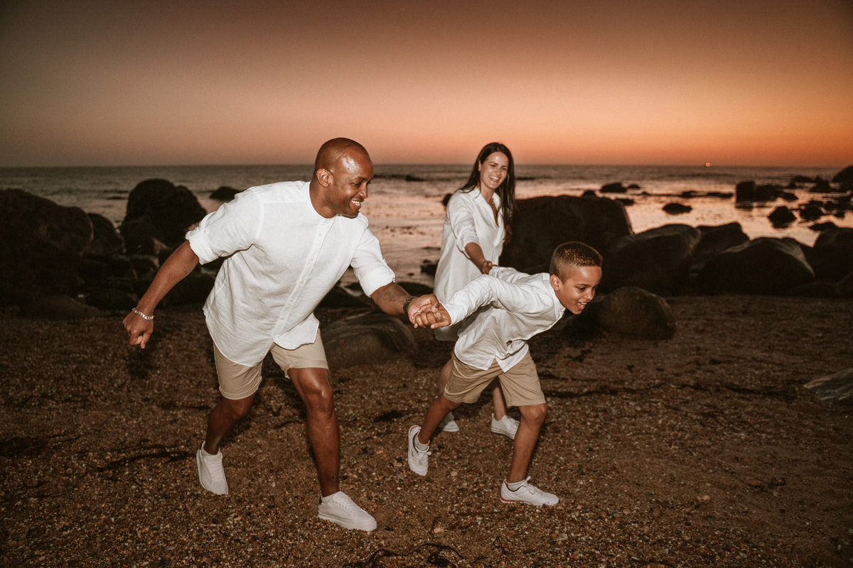 Sessão de solteiros com a Vera e o Rodrigo na praia de matosinhos ao pôr-do-sol, casal a correr na areia.