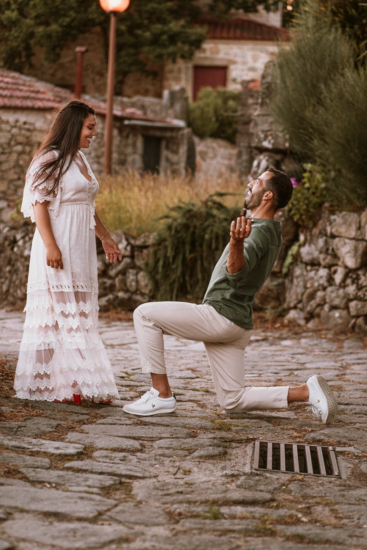 Sessão de Solteiros com a Eliana e o Joel realizada em vale de cambra, numa zona rural de Trebilhadouro. oivo a pedir noiva em casamento com anel de noivado. Noiva a sorrir.