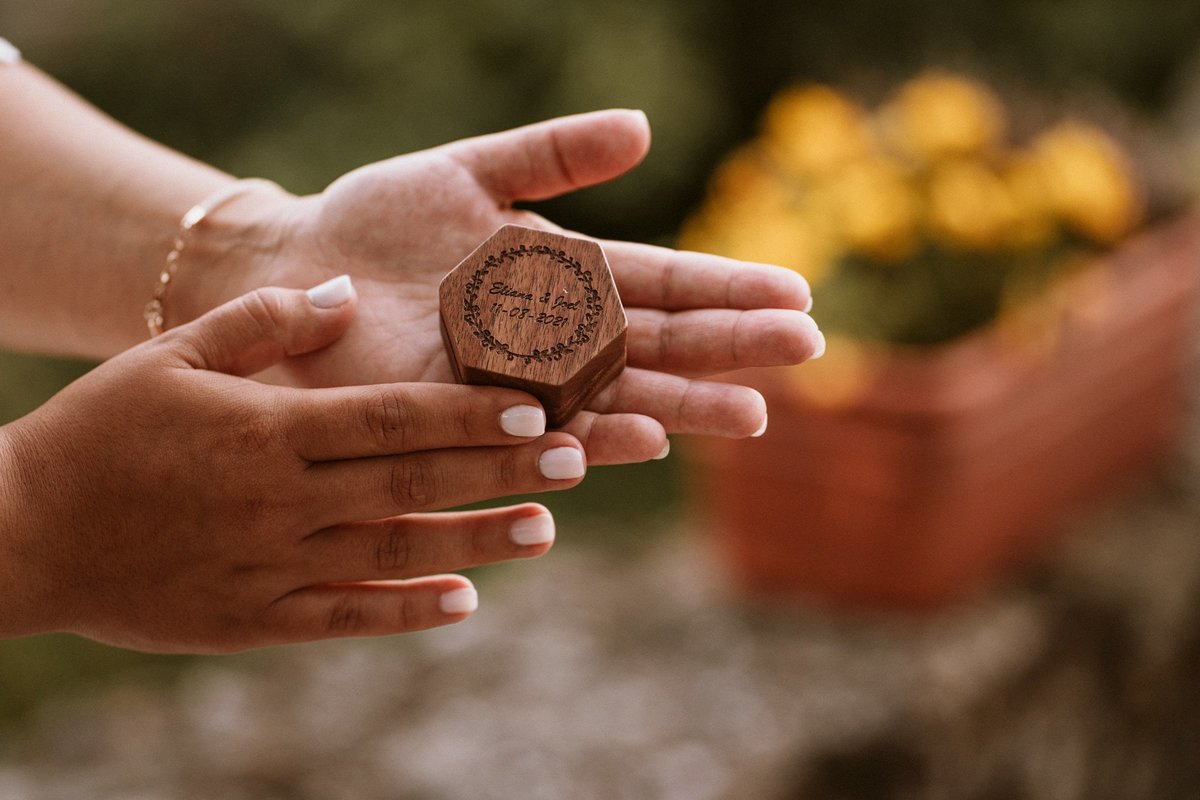 Sessão de Solteiros com a Eliana e o Joel realizada em vale de cambra, numa zona rural de Trebilhadouro. Noiva com a caixa do anel de noivado nas mãos