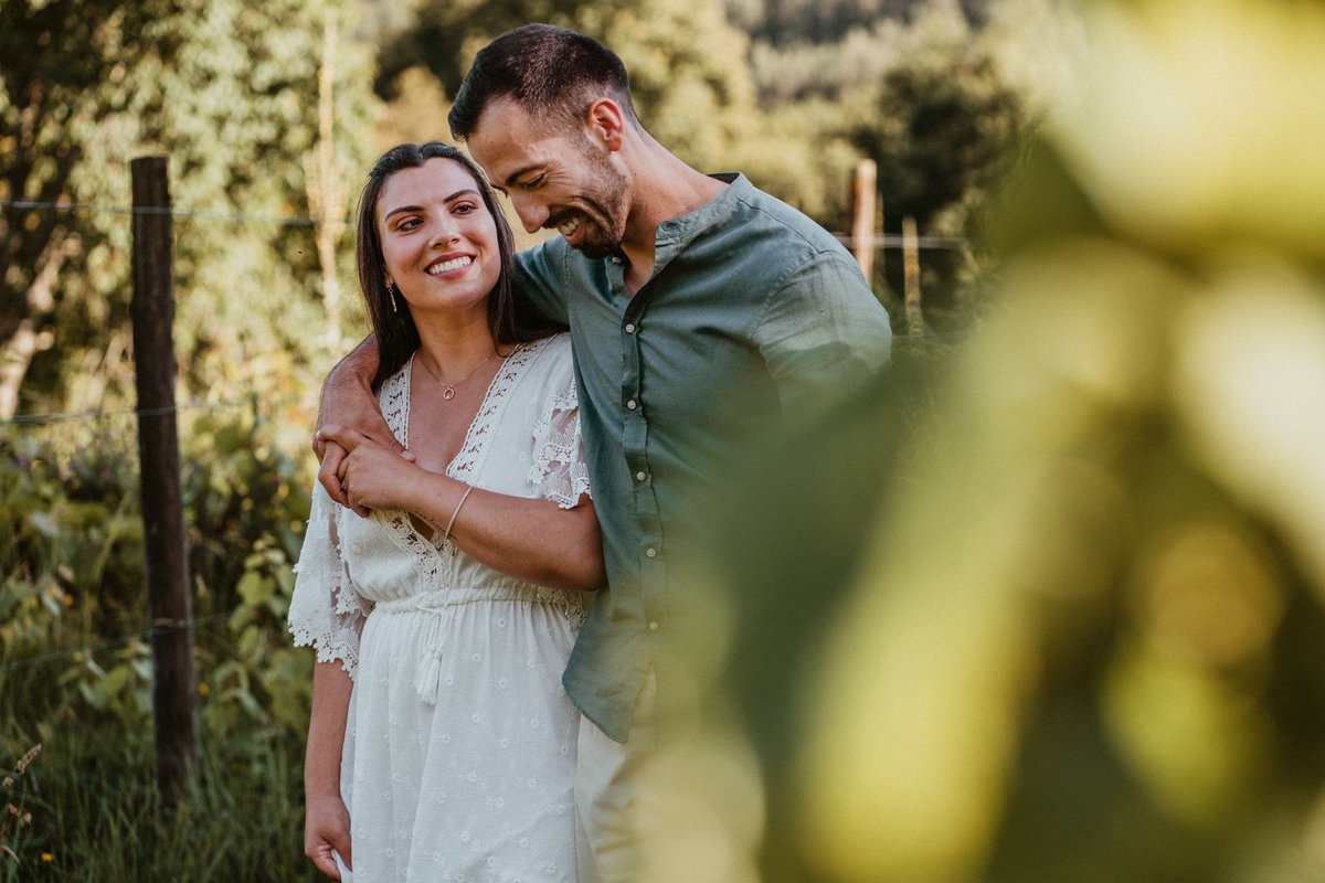 Sessão de Solteiros com a Eliana e o Joel realizada em vale de cambra, numa zona rural de Trebilhadouro. Foto de noivos na vinhas abraçados em pé.