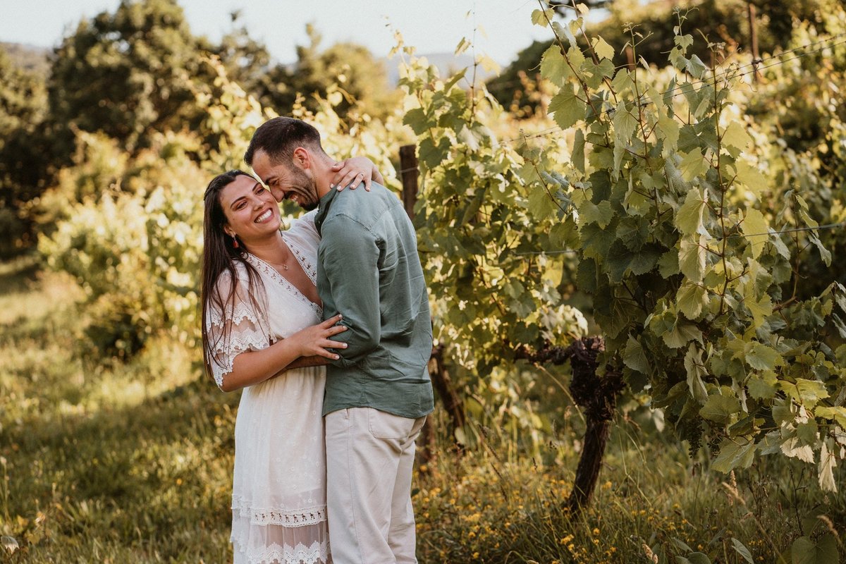 Sessão de Solteiros com a Eliana e o Joel realizada em vale de cambra, numa zona rural de Trebilhadouro. Foto de noivos na vinhas abraçados em pé.