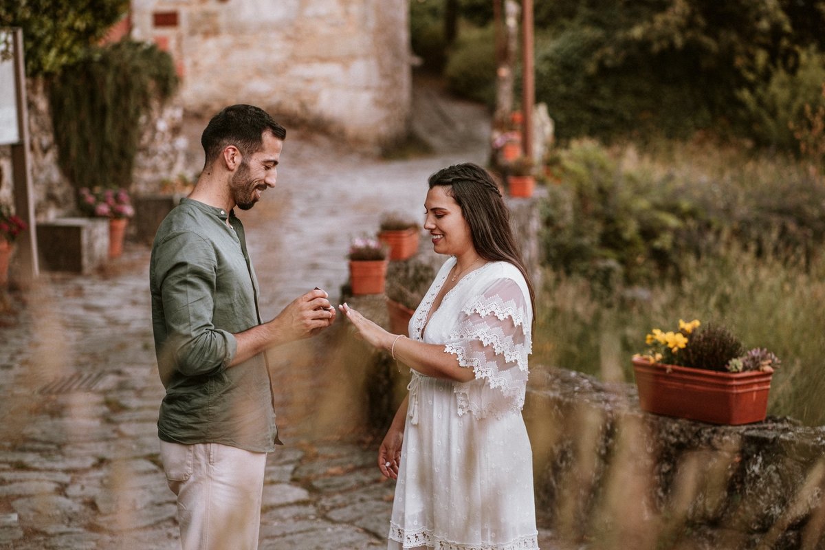 Sessão de Solteiros com a Eliana e o Joel realizada em vale de cambra, numa zona rural de Trebilhadouro.