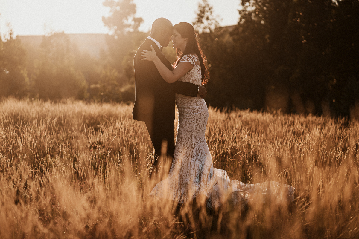 casamento Vera & Rodrigo, quinta Dão José, foto  sessão de noivos, noivos em cenário campestre, casamento campestre, noivos abraçãdos no pôr-do-sol, destination wedding.