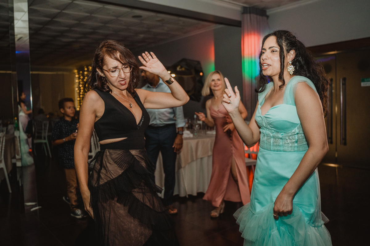 wedding, casamento gondomar, casamento vera & Rodrigo, Quinta D. José, entrada dos noivos, mulher a dançar em casamento. 