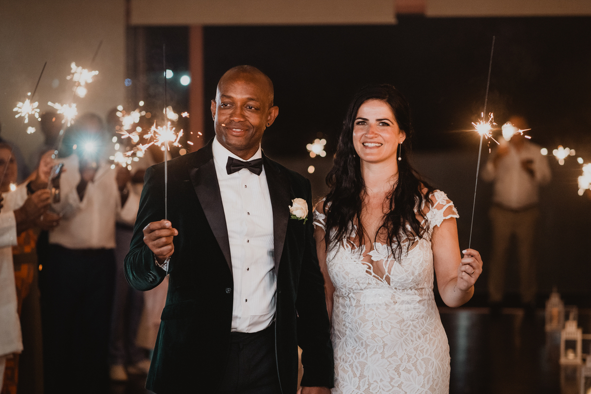 wedding, casamento gondomar, casamento vera & Rodrigo, Quinta D. José, corte do bolo, noivos com sparkles, 