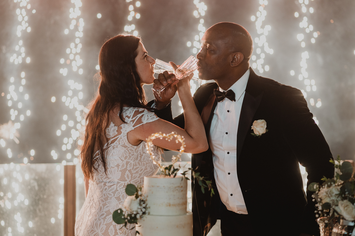 wedding, casamento gondomar, casamento vera & Rodrigo, Quinta D. José, corte do bolo, noivos a cortar o bolo, noivos a brindar no corte do bolo.