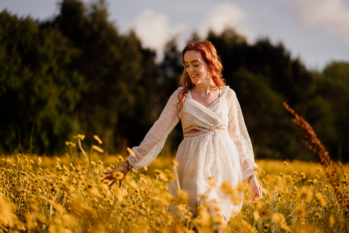 foto solteiros, foto engagement, noivos, casal abraçado em campo de flores, campo de malmequeres, casal num campo de flores amarelas, casamento, fotos noivado,