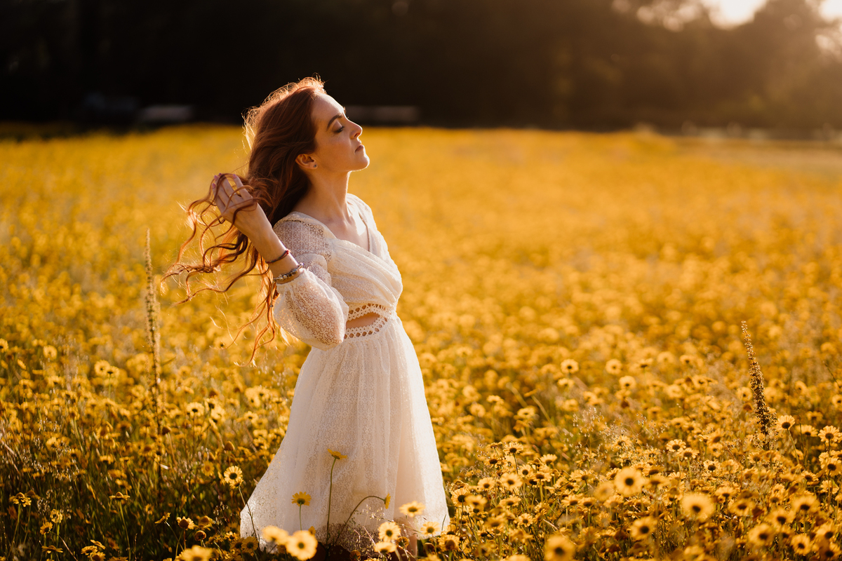 foto solteiros, foto engagement, noivos, casal abraçado em campo de flores, campo de malmequeres, casal num campo de flores amarelas, casamento, fotos noivado,